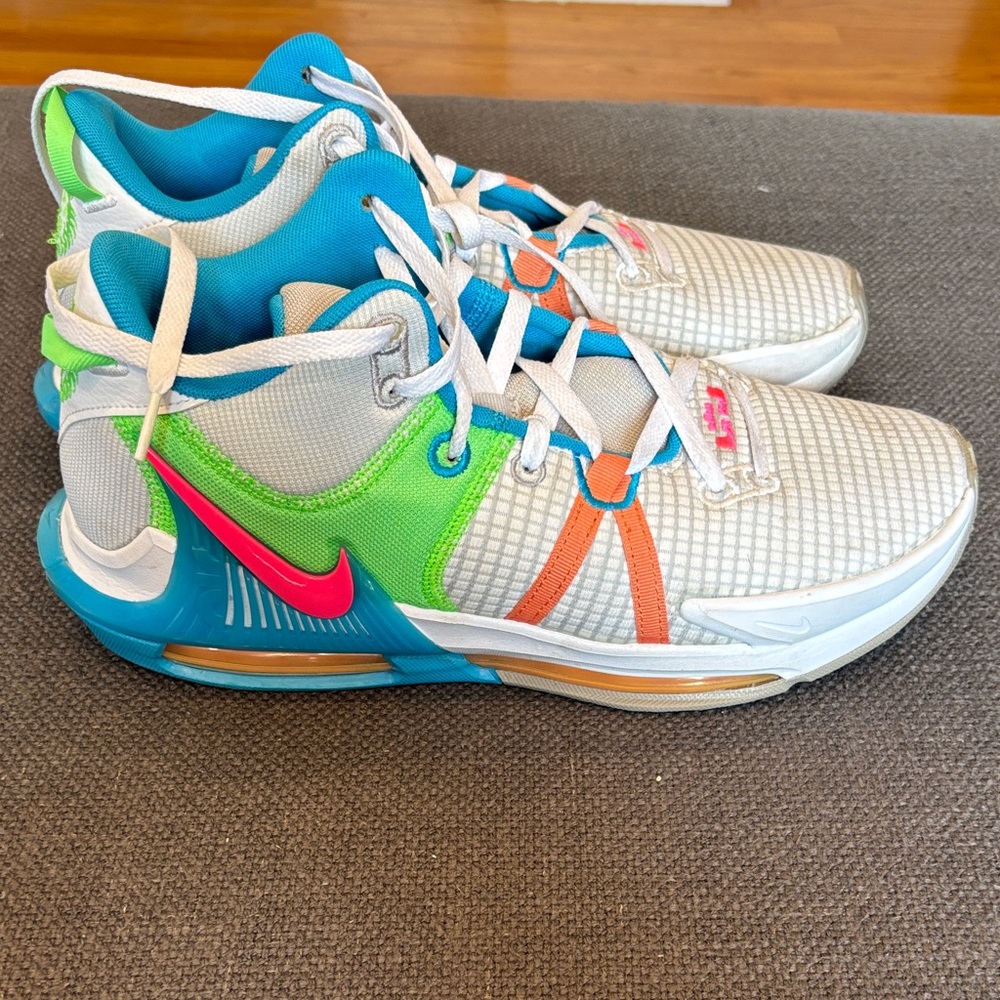 Nike Lebron Witness VII Sneakers